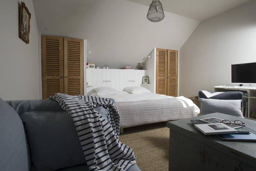 Entire apartment, Charming apartment in a small fishing harbour from Normandy. 2 nights minimum. in Port-en-Bessin-Huppain, Bayeux region