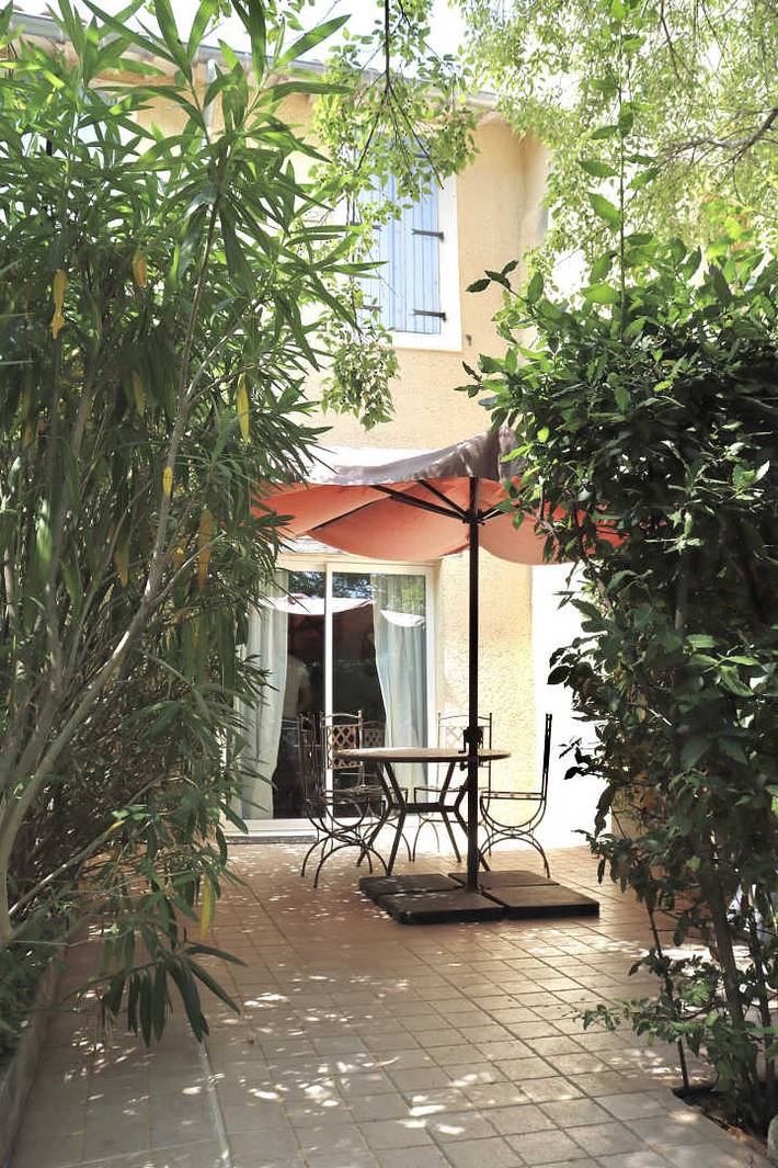 Gîte pour 2 personnes, avec Jacuzzi et Terrasse ainsi que Jardin et Piscine