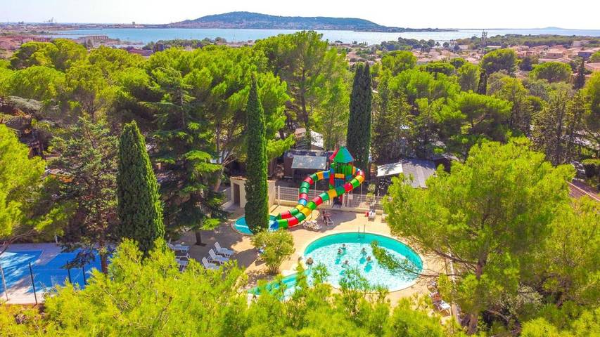 Camping pour 4 personnes, avec terrasse et piscine