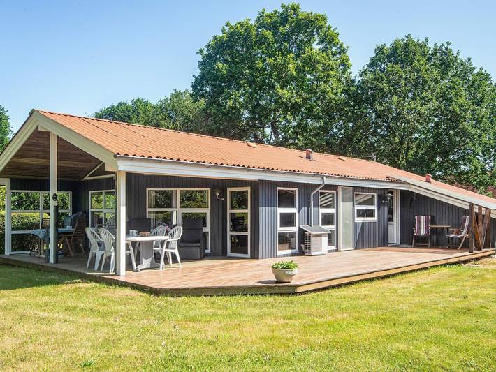 Ferieudlejning for 8 personer, med Terrasse i Fjellerup Strand