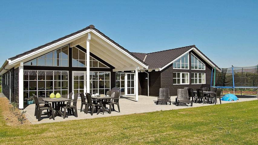 Ferienhaus für 15 Personen, mit Pool und Sauna sowie Terrasse und Whirlpool, mit Haustier in Odder und Umgebung