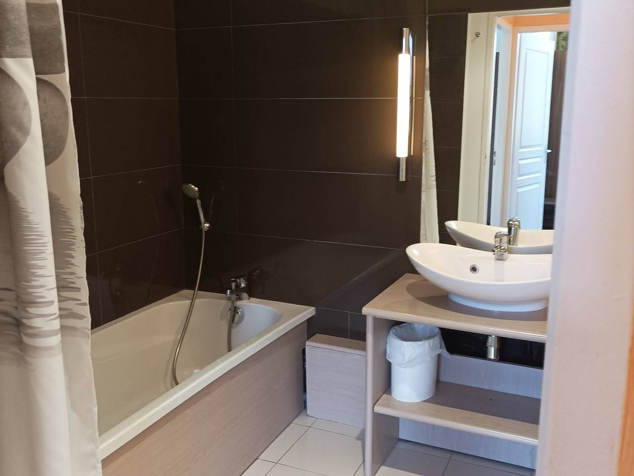 Geheel appartement, 2-Br Apartment in Castle in Jausiers for 6, balcony, pets allowed in Jausiers, Nationaal park Mercantour