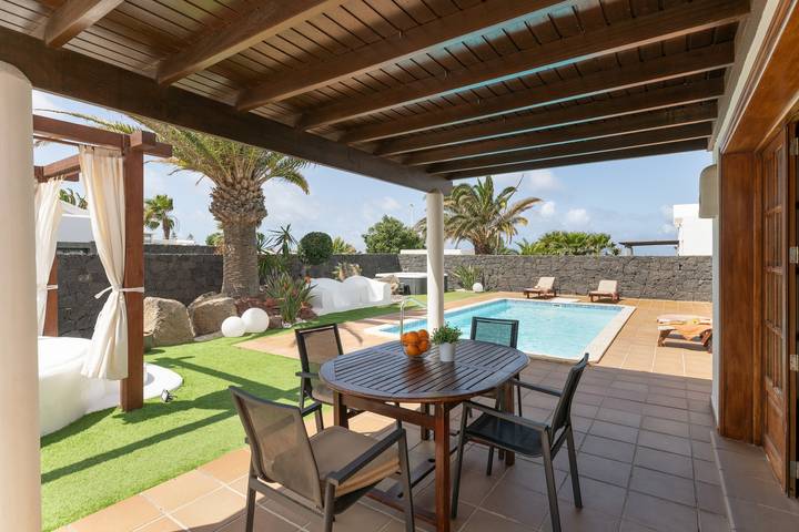 Ferienvilla 'Carabela 83' mit Bergblick, privatem Pool und Wlan in Montaña Roja, Yaiza