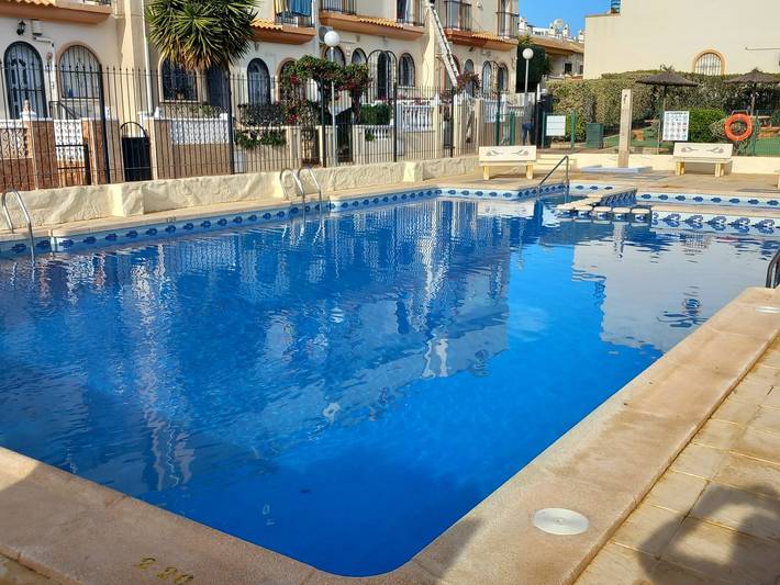 Bungalow para 4 personas, con piscina para niños además de jardín y terraza en Orihuela