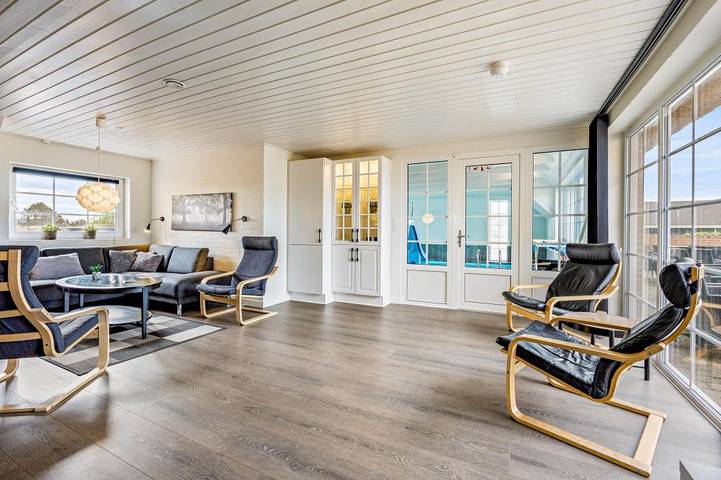 Modern holiday home with pool for 16 guests and 2 dogs in Søndervig, Holmsland Klit