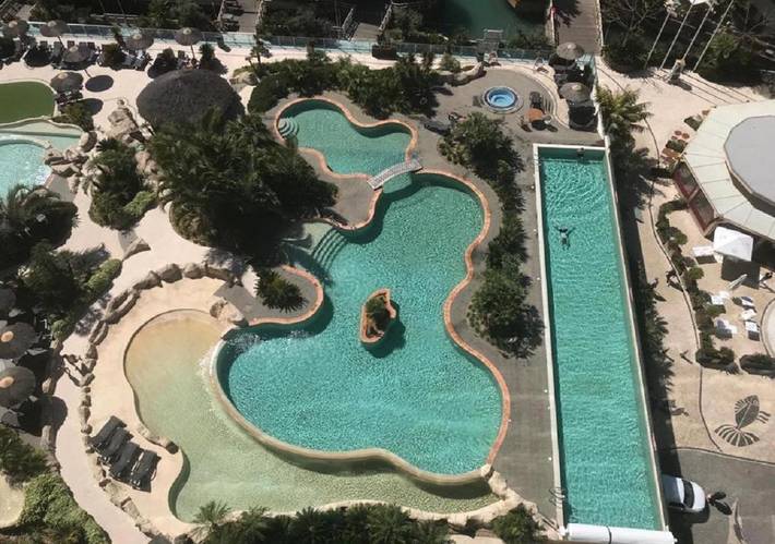 Ferienwohnung für 4 Personen, mit Balkon und Whirlpool sowie Terrasse und Pool in Gibraltar