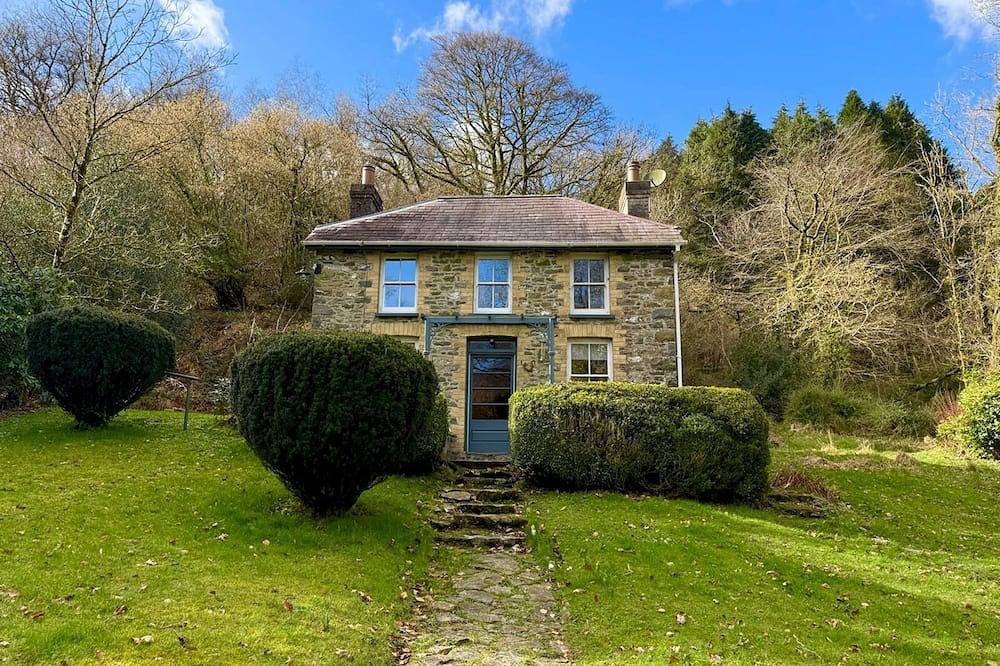 Glamping for 5 People in Carmarthenshire, South-Wales