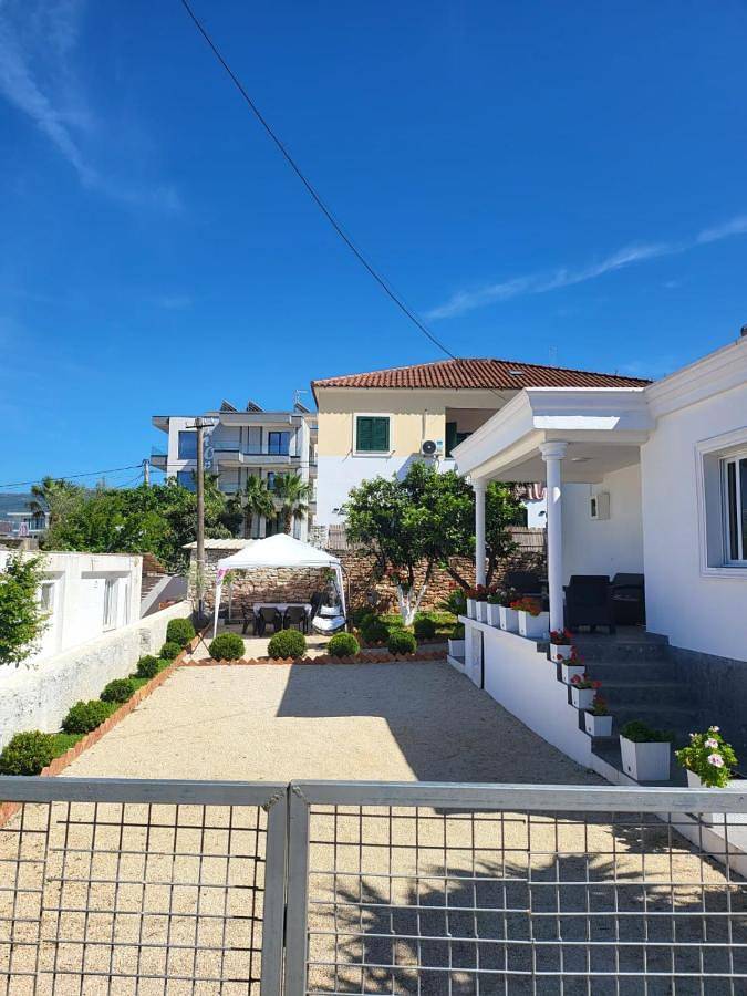 Location de vacances pour 12 personnes, avec terrasse et jardin dans Ksamil - 2