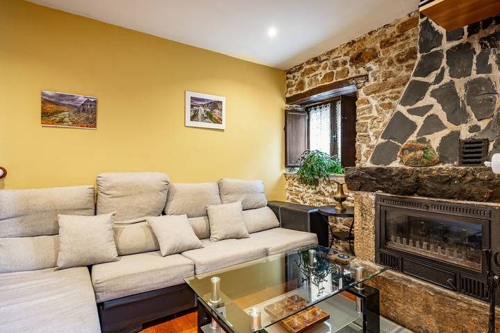 Gîte rural 'Madreselva' avec vue montagne, piscine privée et Wi-Fi in Navelgas, Tineo