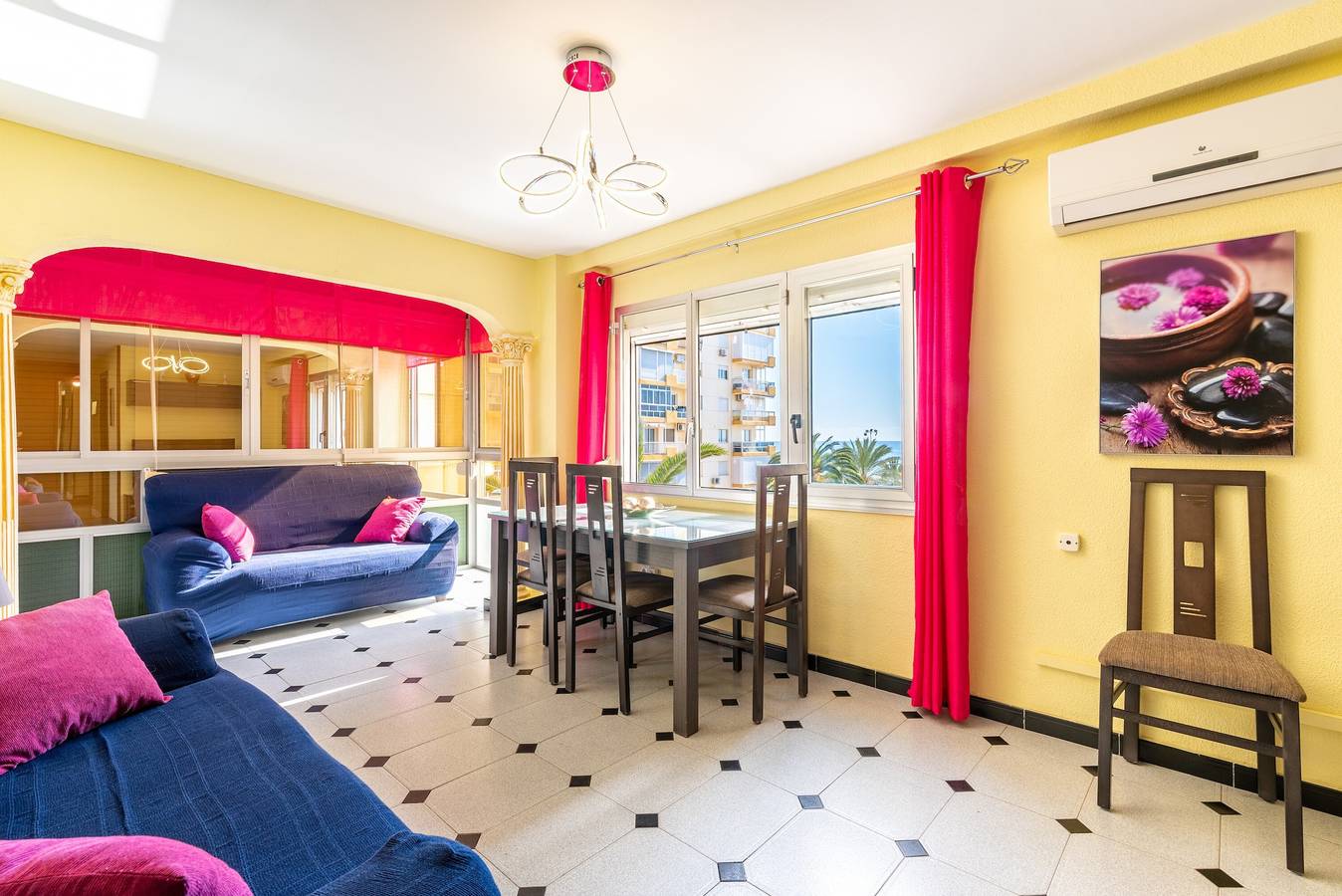 Apartamento entero, Apartamento a 60 metros de la playa con vistas al mar, terraza, A/C y Wi-Fi in Algarrobo Costa, Algarrobo
