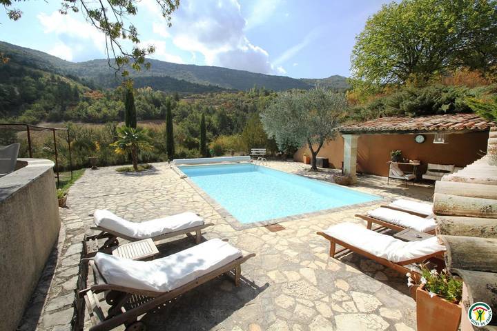 Gîte pour 4 personnes, avec jardin ainsi que terrasse et piscine, animaux acceptés