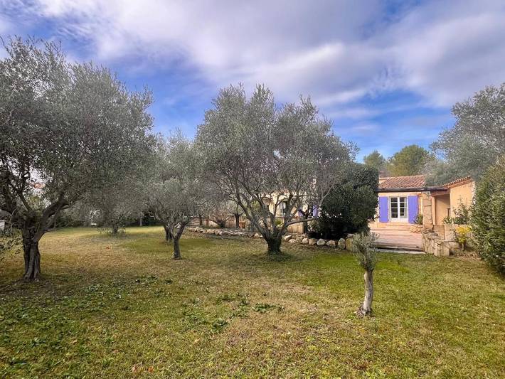 Location de vacances pour 9 personnes, avec jardin ainsi que vue et piscine, animaux acceptés à Paradou - 4