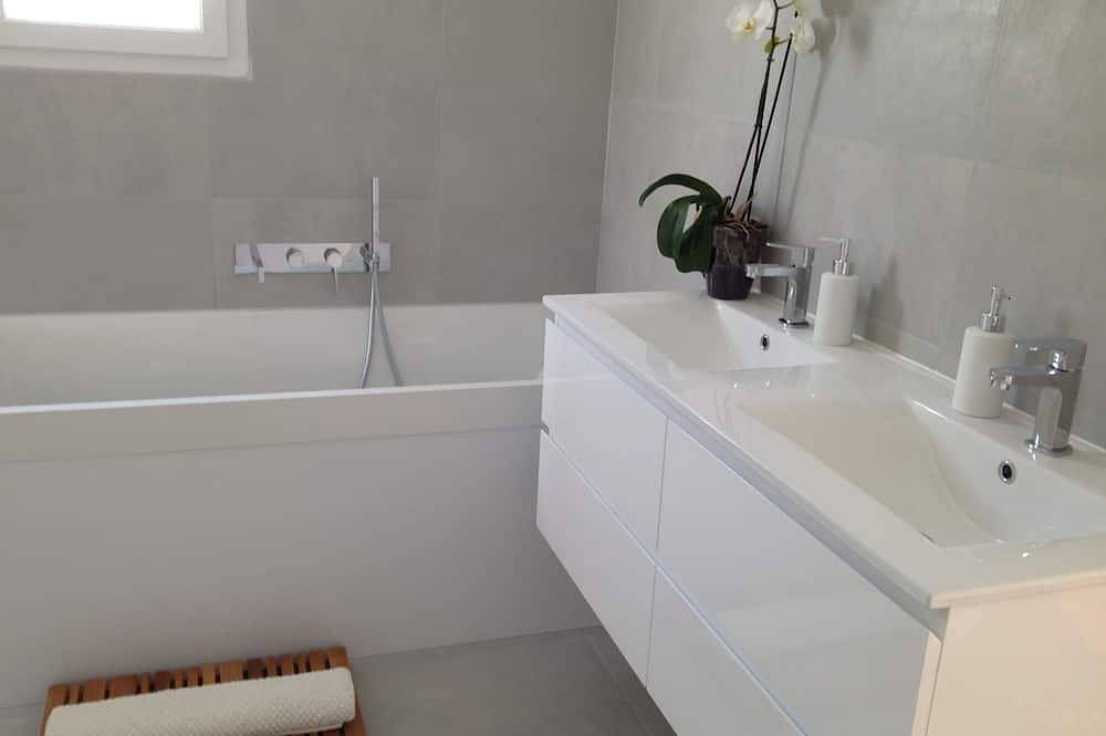 New architect house, quiet with heated pool in Saint-Florent, Calvi region