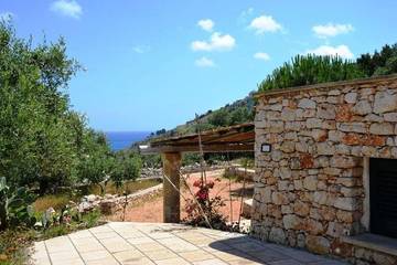 Location de vacances pour 2 personnes, avec jardin et vue dans Marina Serra