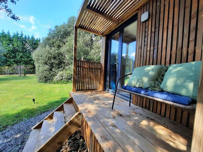 Gîte pour 2 personnes, avec vue ainsi que piscine et jardin, animaux acceptés à Brousses-et-Villaret