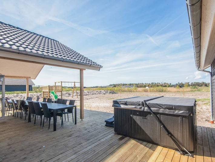 Feriehus for 22 personer, med Terrasse og Badebasseng i tillegg til Sauna i Jerup