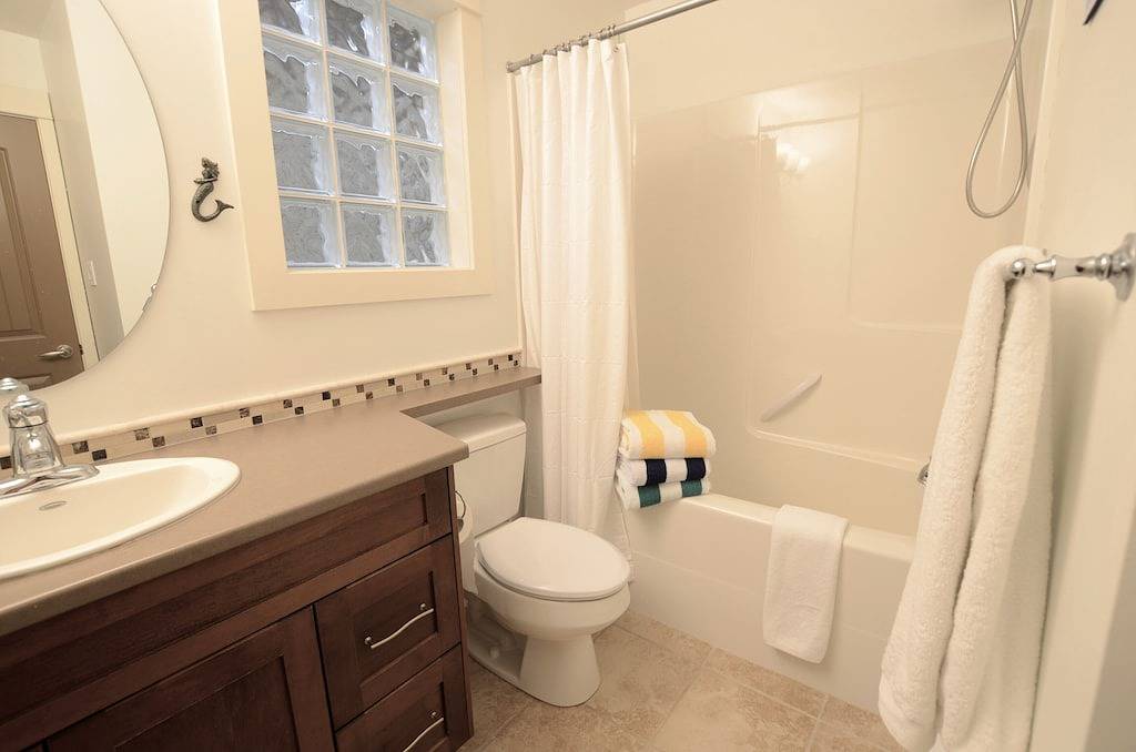 Mermaid Cottage Short Walk to Rathtrevor Beach. 3 Bedroom 2 Bathroom cottage. in Parksville, Regional District of Nanaimo