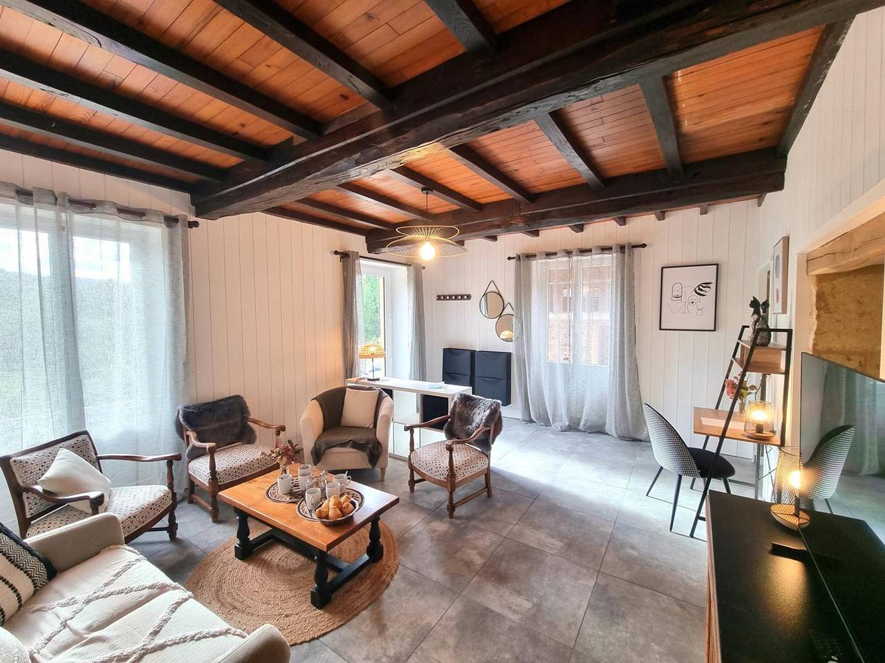 Gîte campagnard moderne avec animaux admis, terrasse et internet in Belmont-de-la-Loire, Région de Roanne