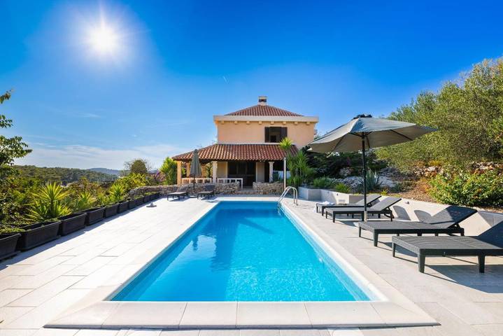Villa für 11 Personen, mit Ausblick und Pool sowie Garten, kinderfreundlich - 1