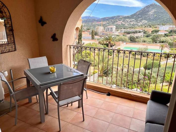 Appartement de vacances pour 2 personnes, avec jardin et piscine, animaux acceptés