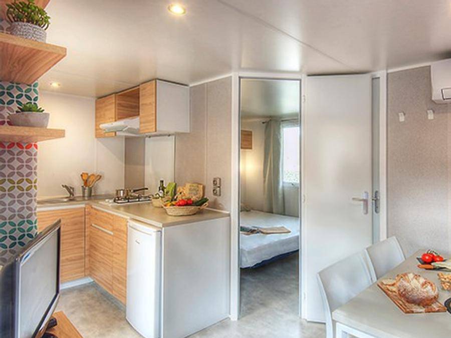 Camping La Plage d'Argens - Mobilheim 2 personen - Comfort | 1 Schlafz. | 2 Pers. | Erhöhte Terrasse | Klimaanlage | Tv in Frejus, Draguignan Region