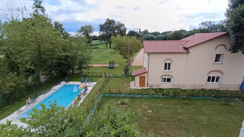 Gîte pour 6 personnes, avec terrasse ainsi que vue et piscine, animaux acceptés dans Garnerans