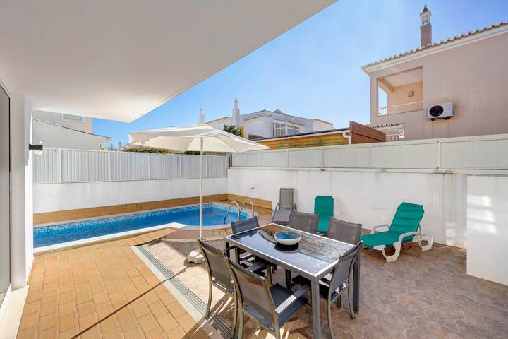 Ferienhaus 'Lagos Beach Pool Villa' mit privatem Pool, Wlan und Klimaanlage in Santa Maria, São Gonçalo de Lagos