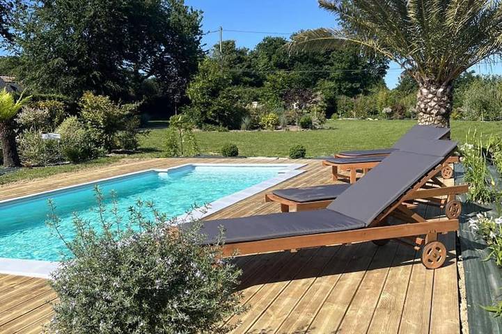 Gîte pour 2 personnes, avec Terrasse ainsi que Jardin et Piscine