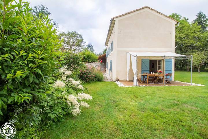 Gîte pour 6 personnes, avec jardin à Bort-l'Étang