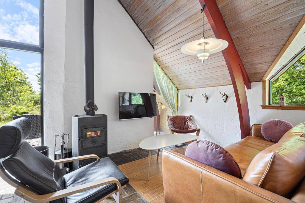 Älteres Ferienhaus mit Steinfußboden im Nurdach-Stil in Lodbjerg Hede, Ringkøbing