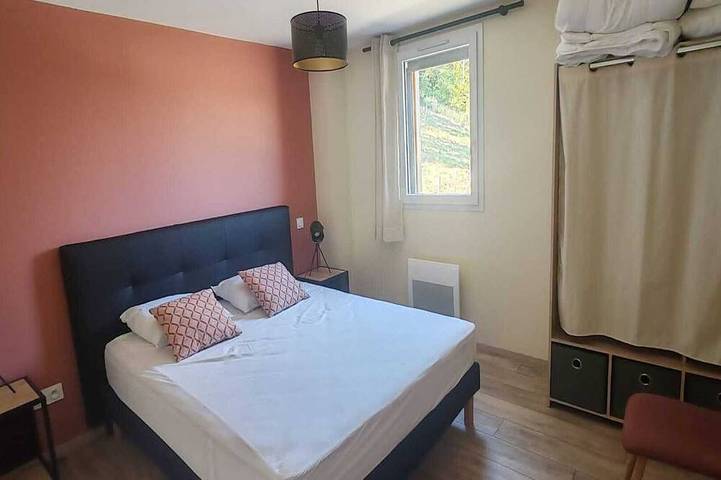 Gîte pour 4 personnes, avec terrasse ainsi que piscine et jardin à Saint-Léon-sur-Vézère - 2