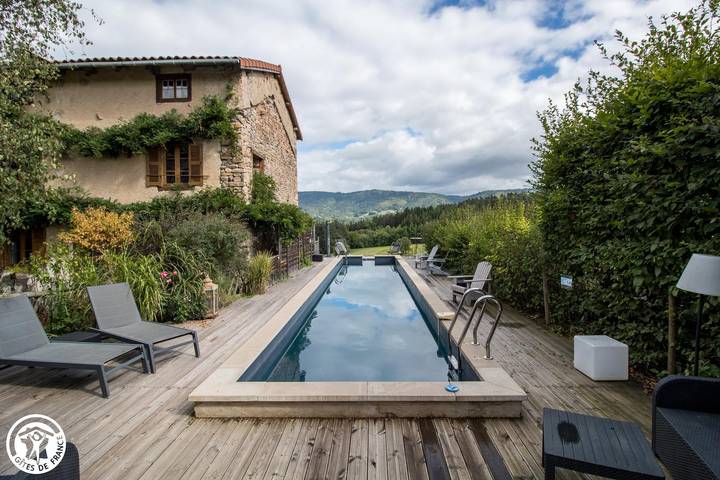 Location de vacances pour 2 personnes, avec Jardin et Piscine ainsi que Sauna et Vue en Auvergne