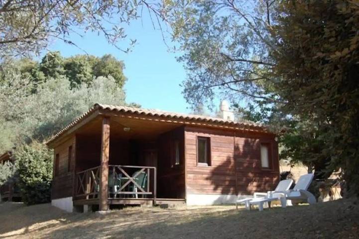 Maison de campagne pour 4 personnes, avec jardin et piscine en Corse-du-Sud