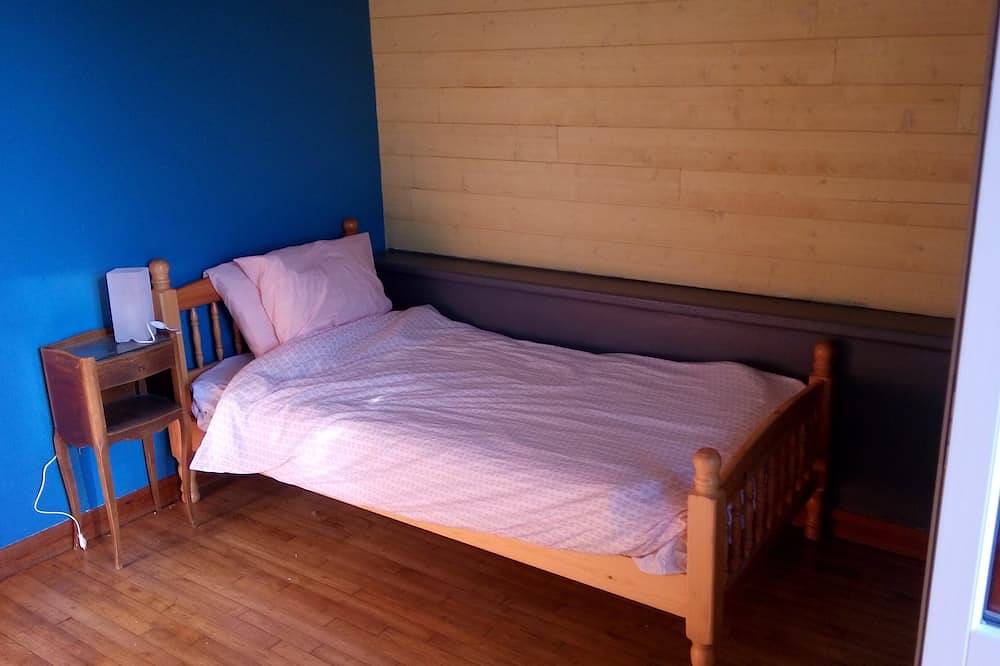 Maison Indépendante Centre Ville Jardin 8 Personnes 2 Kilomètres de la mer in Plozévet, Quimper region