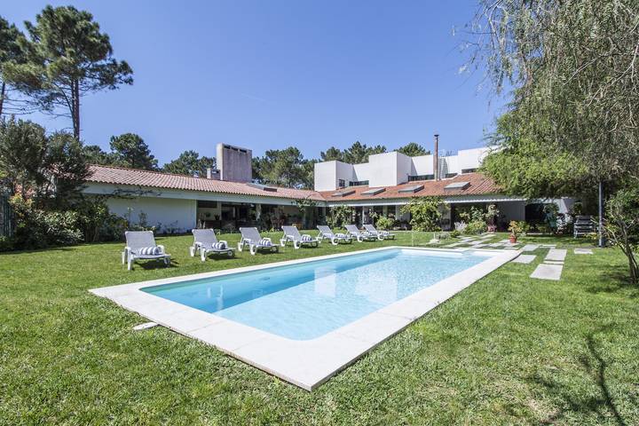 Villa para 16 pessoas, com Terraço e Jardim em Aroeira