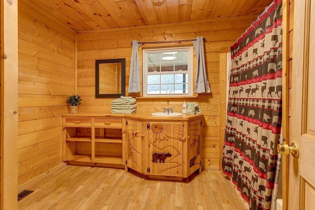 Creekside Cabin • Hot Tub, Firepit & Views in Cosby (TN), Cocke County