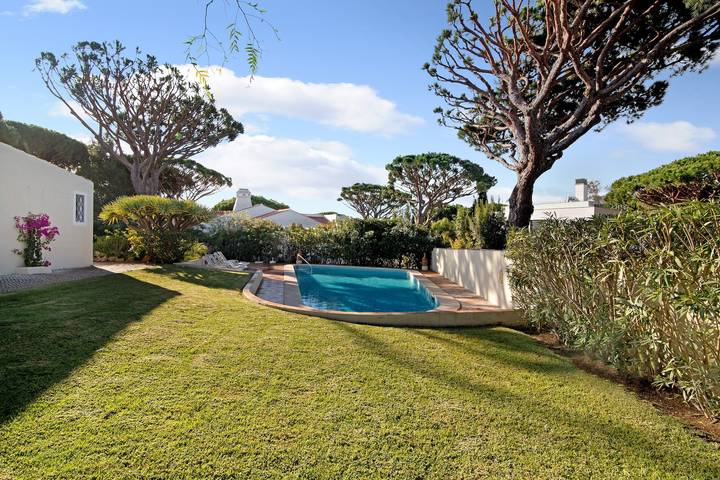 Villa 'Las Trinitarias' with Private Pool, Wi-Fi & Air Conditioning in Vale do Lobo, Almancil
