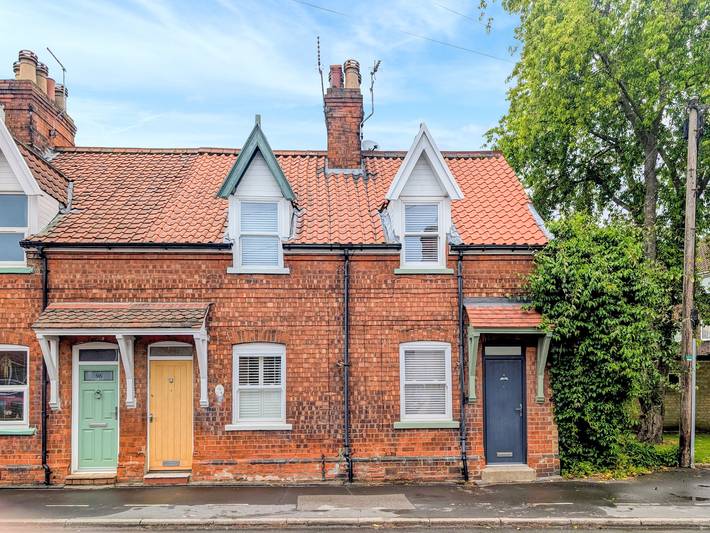 Log cabin for 3 people, with garden, with pets in Beverley