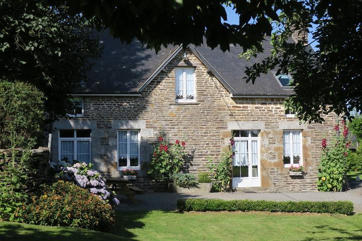 Gîte pour 7 personnes, avec jardin à Les Loges-Marchis