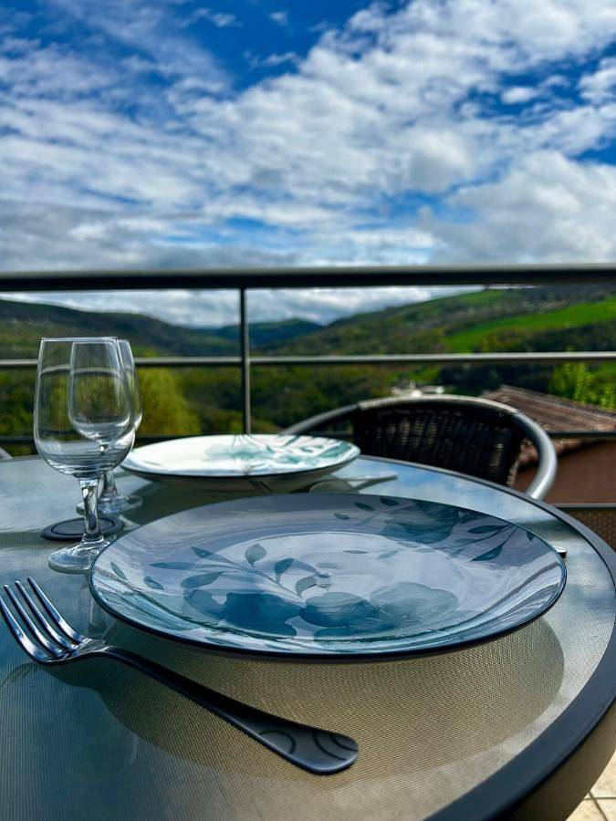 Gîte pour 4 personnes, avec vue ainsi que terrasse et piscine à Trébas - 4