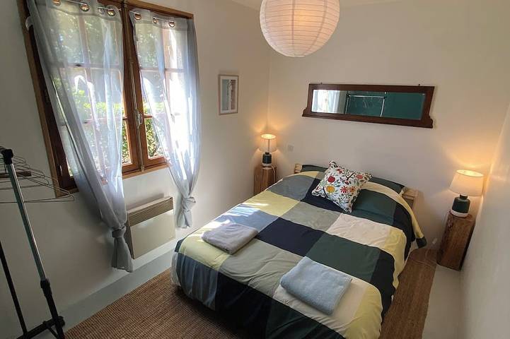 Petite Maison Atypique Avec Jardin Ombagé Parfait Pour des Vacances en Famille in Royan, Côte de Beauté