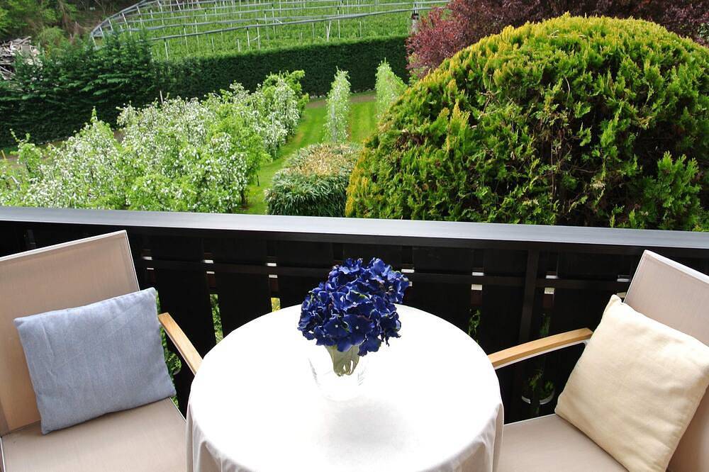 Ganze Wohnung, Gemütliche sonnige Ferienwohnung mit Balkon Gartenblick. Zentrale Lage in Nals in Schernag, Tisens