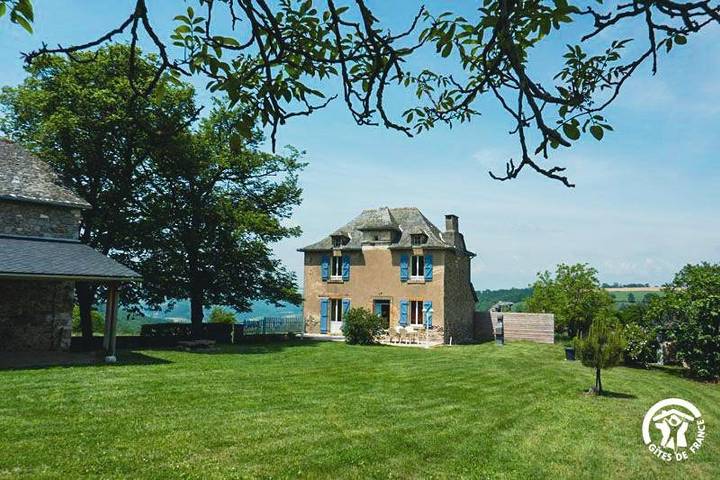 Gîte pour 6 personnes, avec terrasse ainsi que jardin et vue à Peyrusse-le-Roc