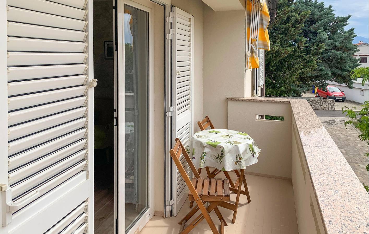 Appartement de vacances entier, Appartement confortable avec terrasse, parking et Wi-Fi près de la plage de Vela Plaža in Baška, Krk