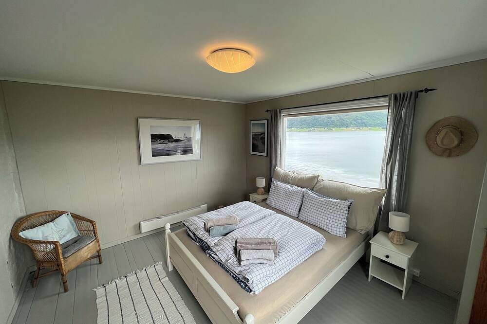 Fabulous 4-bedroom villa with Ac in Møre og Romsdal, boat available in Haram, Nordlige Fjord-Norge