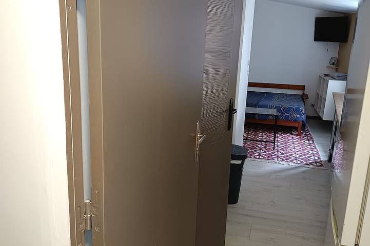 Entire apartment, Fully Furnished Studio: Welcome to Lili's in Saint-Étienne, Pilat Regional Nature Park