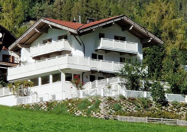 Ferienwohnung für 8 Personen, mit Garten und Sauna sowie Seeblick und Ausblick, kinderfreundlich in Neustift im Stubaital
