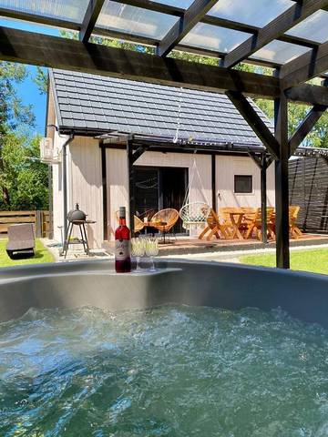 Gîte pour 7 personnes, avec jardin ainsi que jacuzzi et sauna dans Radawa