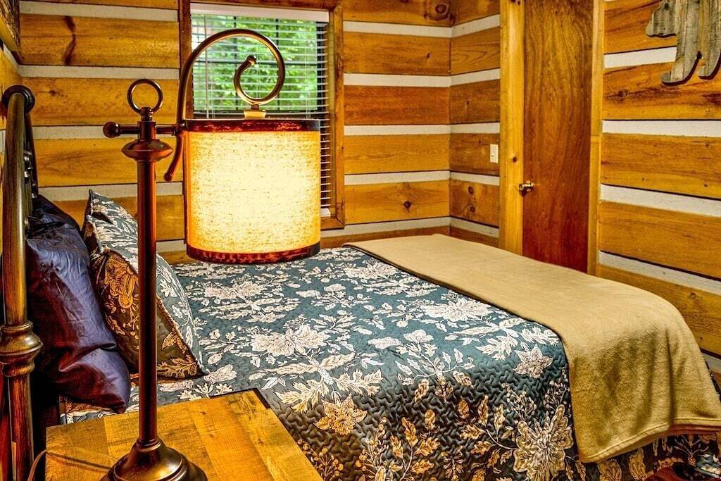 Easy Drive to Log Cabin! Only 7 mins from National Park + Jacuzzi in Blount County