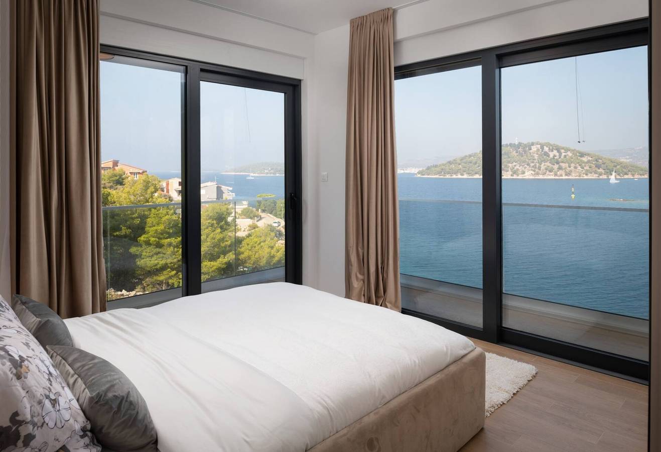 Elegance Villa Palm Bay 2, beheizter Pool - 10 m vom Meer entfernt, mit Meerblick und Balkon in Ražanj, Šibenik-Knin